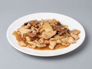 Pollo con bambù e funghi