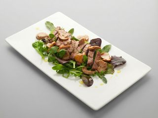 Tagliata di manzo con funghi porcini