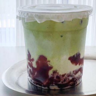 Milk tea matcha con fagioli rossi e mochi