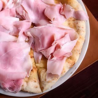 Trancio di focaccia con prosciutto cotto