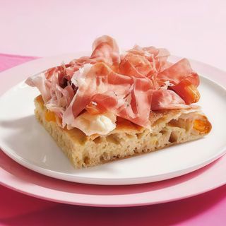 Trancio di focaccia con prosciutto San Daniele