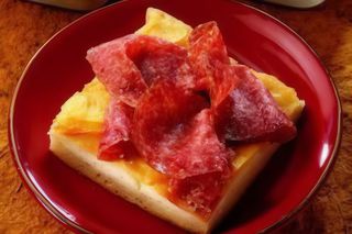 Trancio di focaccia con salame toscano