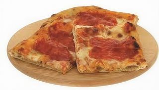 Trancio di pizza rossa con spianata calabra