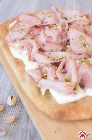 Trancio di focaccia con mortadella