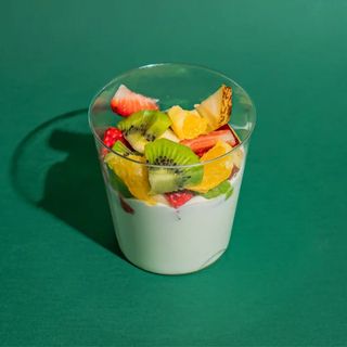 Yogurt greco con frutta fresca di stagione