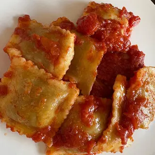 Ravioli di carne al sugo semplice