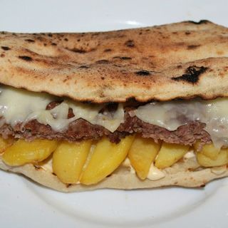 Salsiccia, patatine e mozzarella