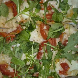 4 tranci di mozzarella, rucola e pomodorini