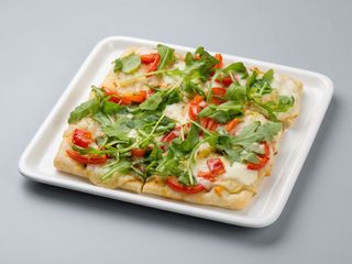 4 tranci di mozzarella, rucola e pomodorini