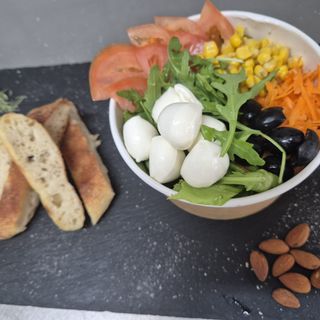 Insalatona con ciliegine di mozzarella