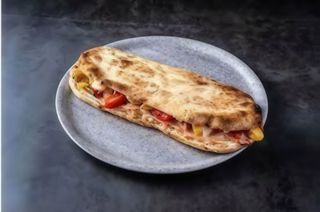 Menù panino di pizza con mortadella, insalata e pomodoro fresco