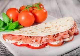 Piadina con prosciutto crudo, mozzarella di bufala e pomodoro fresco