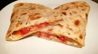 Piadina con acciughe, mozzarella e pomodoro fresco