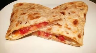 Piadina con acciughe, mozzarella e pomodoro fresco