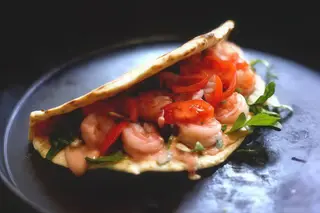 Piadina con gamberetti, funghi, pomodoro fresco e salsa rosa