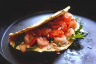 Piadina con gamberetti, funghi, pomodoro fresco e salsa rosa