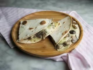 Piadina con funghi porcini, panna e mozzarella