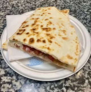 Piadina con tonno, funghi, pomodoro fresco ed emmental