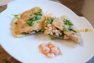 Piadina con gamberetti, gorgonzola, mozzarella e rucola