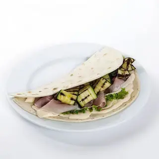 Piadina con prosciutto, verdure miste e mozzarella