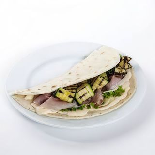 Piadina con prosciutto, verdure miste e mozzarella