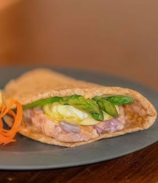 Piadina con salmone, gamberetti, asparagi, mozzarella e panna