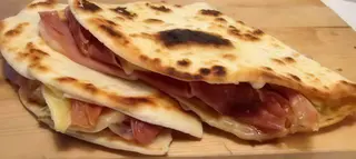 Piadina con speck, brie e mozzarella