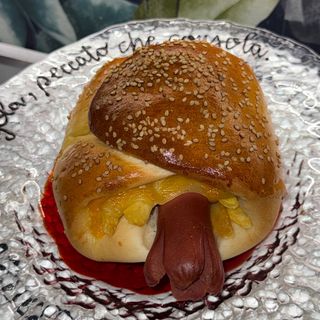 Rollo con würstel,patatine, cheddar
