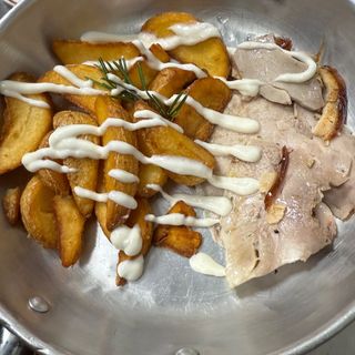 Porchetta patate rosmarino e fonduta di provola