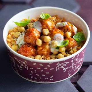 Polpette di legumi al pomodoro + riso, pesto rosso, ceci, ricotta salata