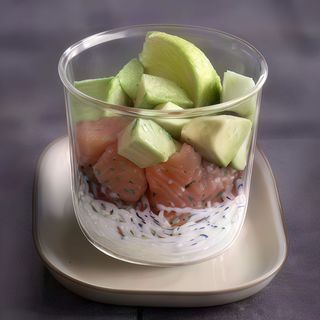 Salmone, avocado, tzatziki e riso rosso