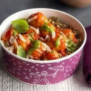 Polpette di legumi al pomodoro + riso, pesto e ricotta salata