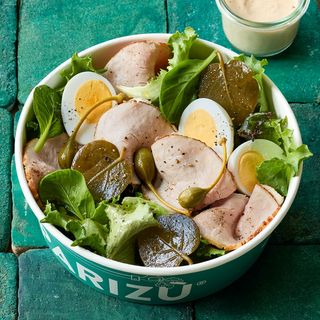 Vitello tonnato, uova, capperi + misticanza