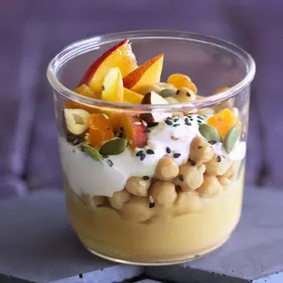 Ceci, albicocche, pesche, yogurt + hummus