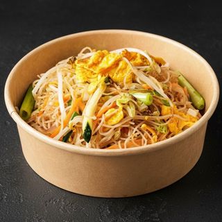 Spaghetti di riso con verdura e uova