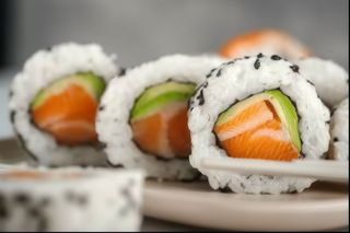 Uramaki salmone ed avocado