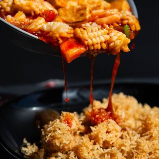 Calamari su letto di croccante 锅巴鱿鱼