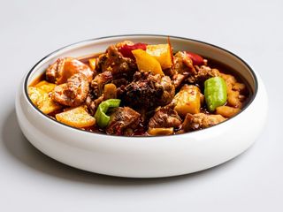 Pollo con funghi e peperoni 黄焖鸡