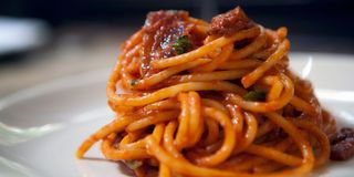 Spaghettone "il Valentino" all'amatriciana con pecorino Ma-trù