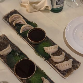 Gyoza di Wagyu A5 con foglie di Shiso e salsa di ostriche