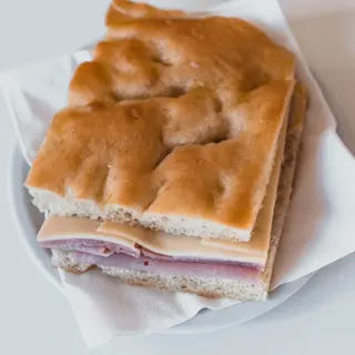 Focaccia cotto e formaggio