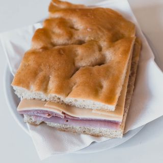Focaccia cotto e formaggio