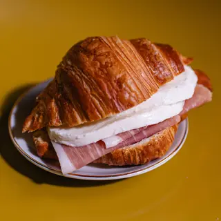 Croissant salato crudo e mozzarella