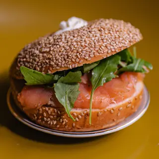 Bagel salmone, rucola e philadelfia