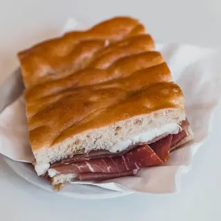 Focaccia crudo e mozzarella