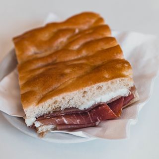 Focaccia crudo e mozzarella