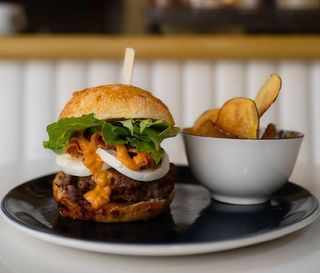 Italian burger con chips di patate comprese