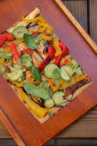 Pizza vegana con verdure di stagione in teglia