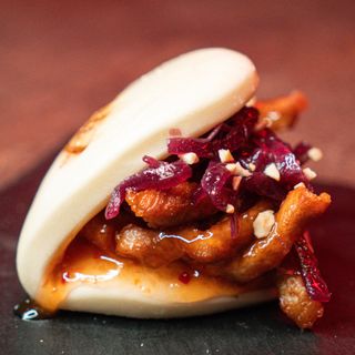 Maiale sweet chili, anacardi e cipolla caramellata