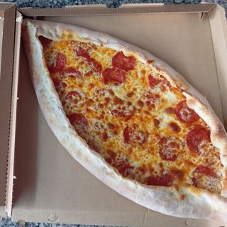 Pide con salame piccante